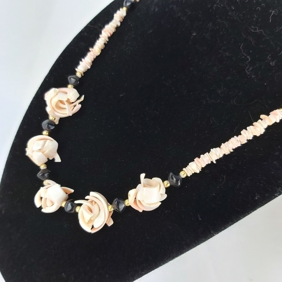 VINTAGE Puka Beach boho sea shell rose necklace - Picture 2 of 6
